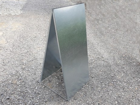 Metal pavements sign