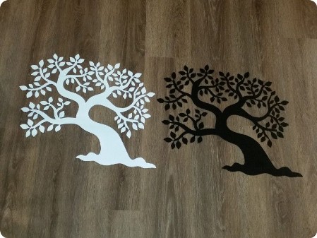 Drzewa życia malowane proszkowo na biało i czarno