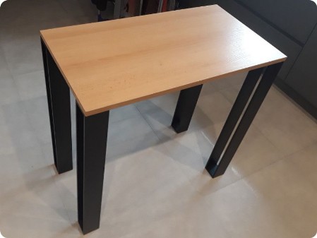 Metalowe nogi stołowe proste z blatem drewnianym
