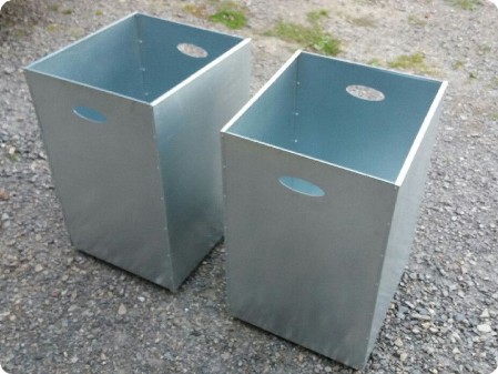 Pojemniki metalowe z blachy ocynkowanej na kółkach
