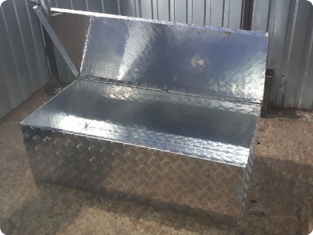 Skrzynia aluminiowa z blachy ryflowanej łezkowej otwarta