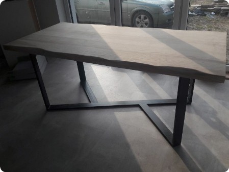 Stół na nieregularnej konstrukcji z profili z dębowym blatem
