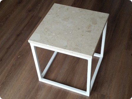 Metalowy stolik z marmurowym blatem