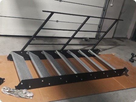 Zmontowane schody z barierką